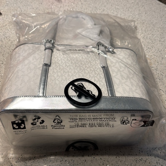 MICHAEL KORS
Jet Set Travel Logo Top-Zip Shoulder Tote
Bag - Picture 4 of 5